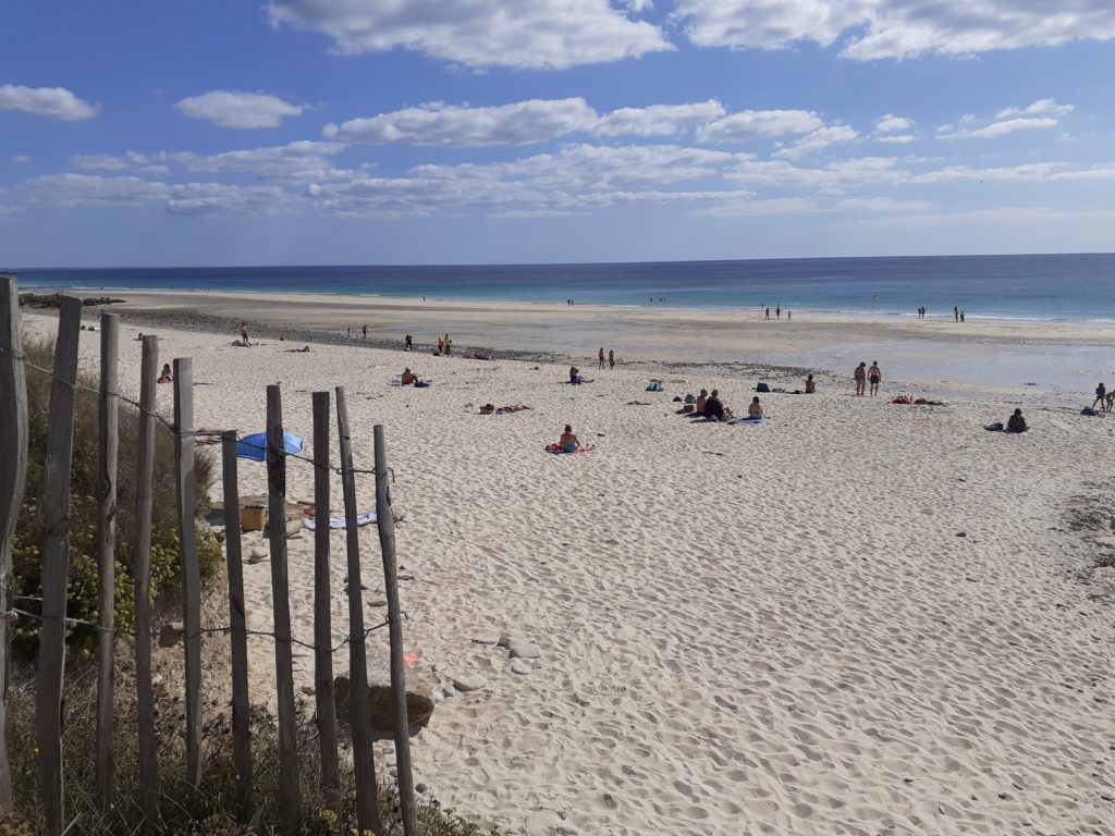 plage ensoleillée