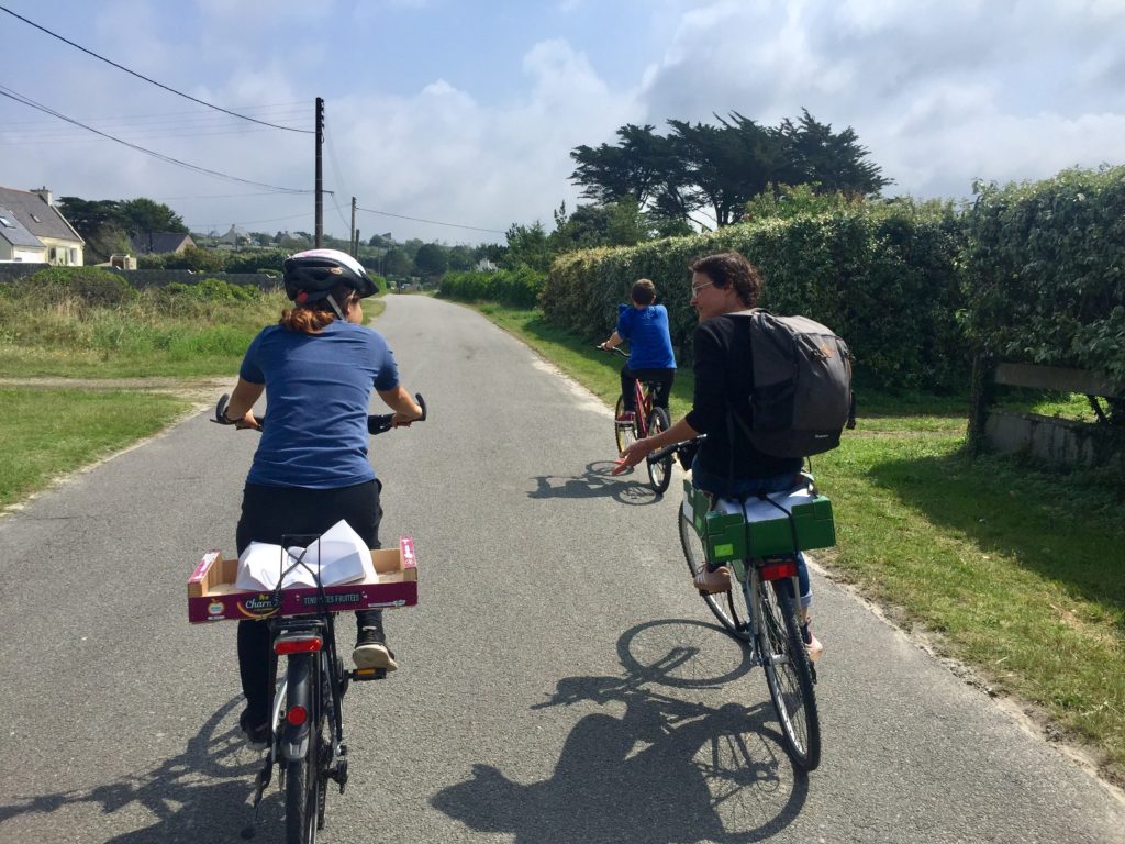2 cyclistes sur les petites routes de Bretagne ensoleillées