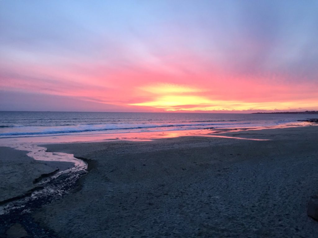 Un coucher de soleil incroyable sur la plage de Mesperleuc, en dégradé de jaune, orange, violet, rose et bleu