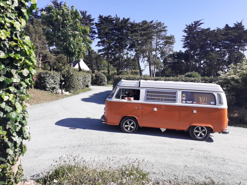 Van (VW Kombi) arrivant au camping du Loup Blanc