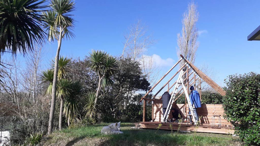 Construction de la tente lodge au camping le loup blanc