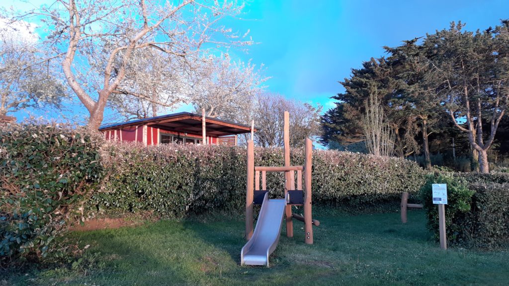 Vue des jeux enfants et petit chalet