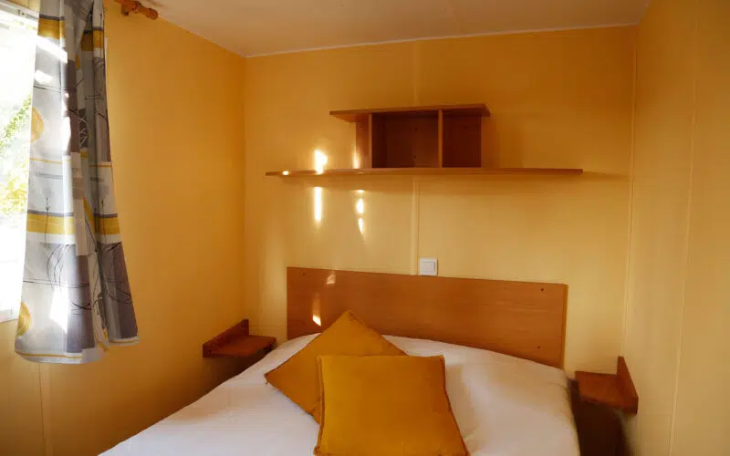 mobilhome-renove-rouge-jaune-chambre