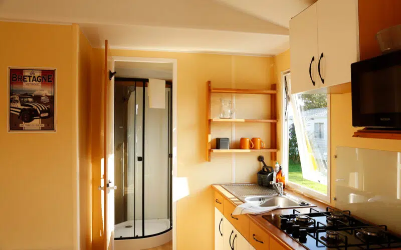 mobilhome-renove-rouge-jaune-cuisine