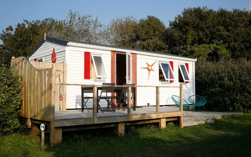 mobilhome-renove-rouge-jaune-exterieur