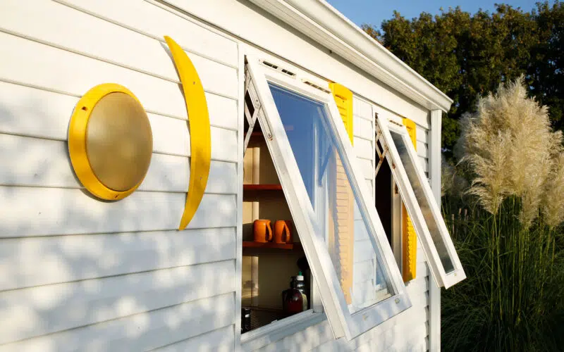 mobilhome-renove-rouge-jaune-fenetres