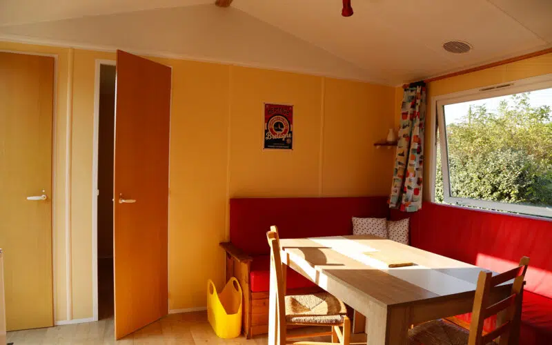 mobilhome-renove-rouge-jaune-sejour