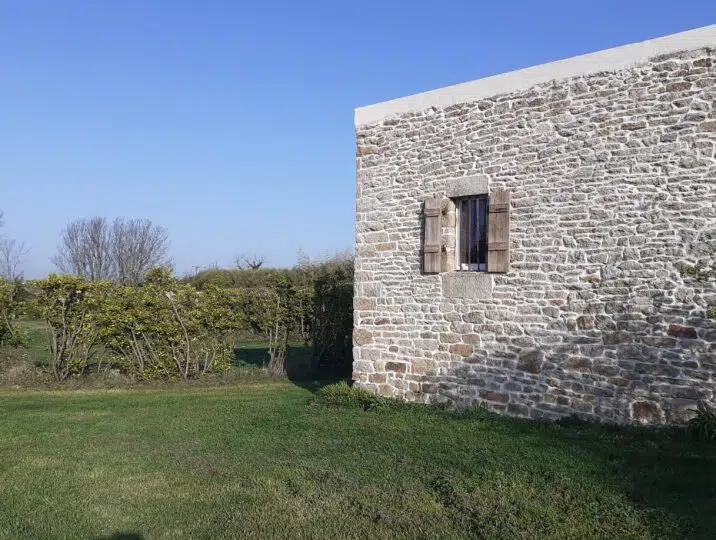 Le hangar avec un nouveau toit